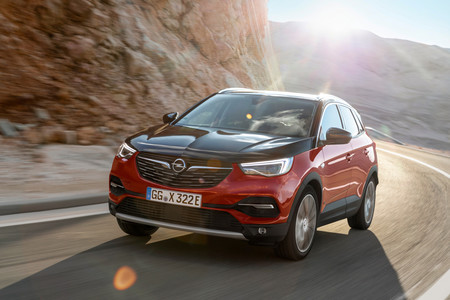 Nuevo Opel Grandland X Hybrid4: 300 CV de SUV híbrido enchufable 4x4 con 50 km de autonomía eléctrica recargable en dos horas