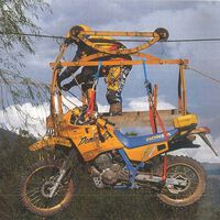 Si el Dakar ya era el infierno, la Camel Marathon Bike jugaba en otra liga. La auténtica aventura trail con motos por tirolinas 