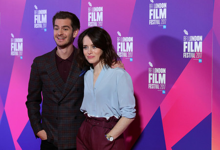 Andrew Garfield se pone retro y muy otoñal con un look a cuadros en su visita a Londres