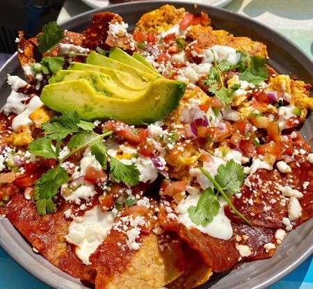 Chilaquiles mayas con achiote. Receta fácil de la cocina tradicional mexicana