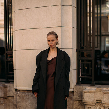 Novedad de Sfera: el vestido burdeos de estilo boho chic que llevaremos con sandalias y con botas en otoño 