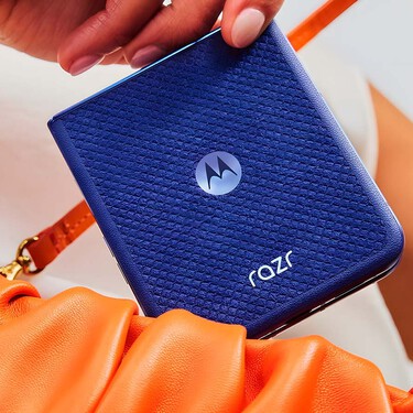 Motorola trae a México su nuevo celular plegable premium. Su diseño es de tela, tiene mejores cámaras y es más barato que el año pasado