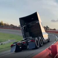 El Tesla Semi despliega su potencial y ya podemos verlo (y oírlo) rodar en pista de pruebas 