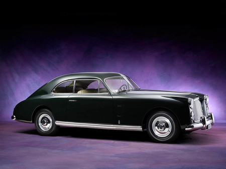 Esta es la rebuscada historia del Bentley Cresta, diseñado en Italia y fabricado en Francia