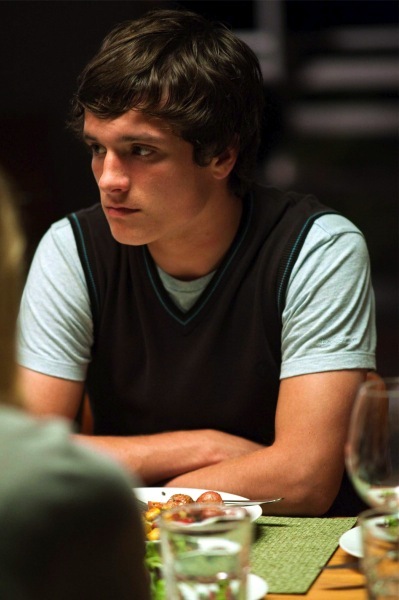 Josh Hutcherson y su deliciosa naricilla nueva vienen con ración y media de excusas