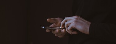 Cuando habíamos asimilado que el modo oscuro ahorra batería, se demuestra lo contrario: tenemos la culpa 