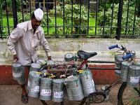 Los dabbawalas de Bombay. Comida caliente de casa entregada en la oficina por el sistema de reparto más eficiente del mundo