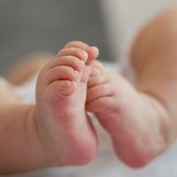 Condenan a dos años de cárcel a un padre por zarandear a su bebé y causarle parálisis cerebral