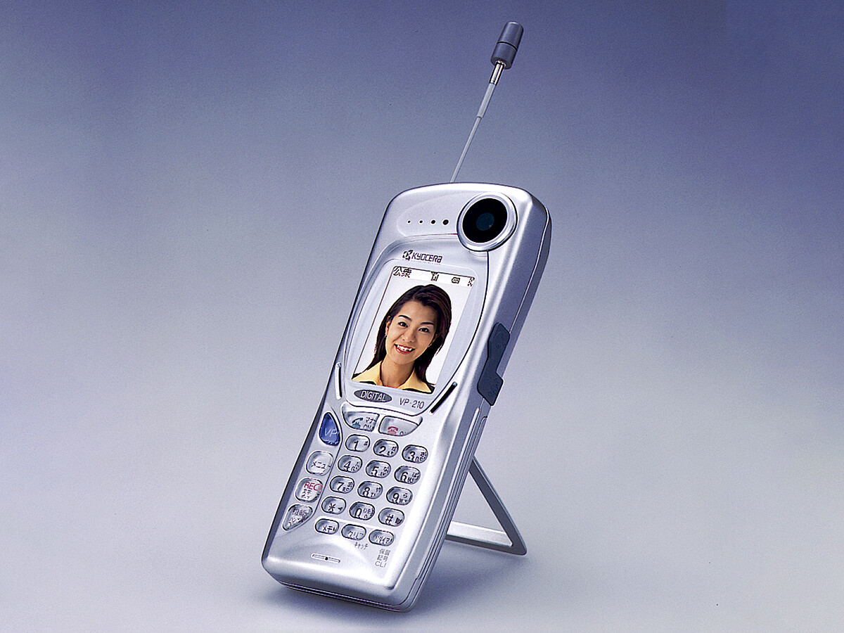 Así era el Kyocera VP-210, el primer teléfono con cámara de la historia (selfies incluidas)