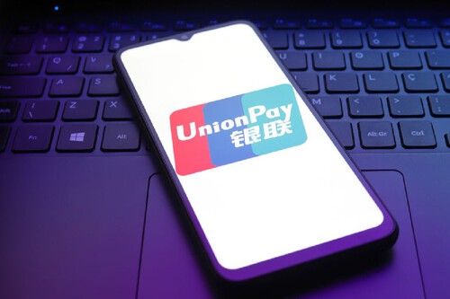 Celular mostrando imagem da UnionPay na tela. Créditos: banco de imagem