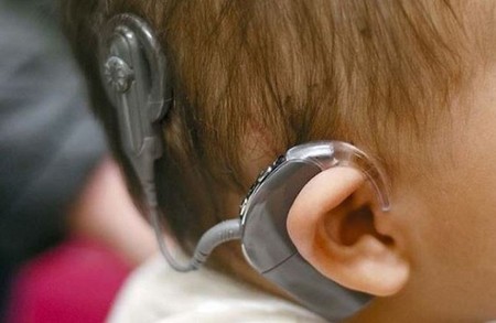 Unos padres piden ayuda para encontrar los implantes cocleares de su hija sorda de dos años: sin ellos no puede oír nada