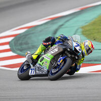 Dominique Aegerter juega con todos en Barcelona y Stefano Manzi se sube al podio con la Triumph