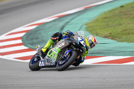 Dominique Aegerter juega con todos en Barcelona y Stefano Manzi se sube al podio con la Triumph