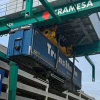 Una grúa que levanta camiones para romper las reglas de las mercancías en España. La solución definitiva para combinar transporte por carretera y tren