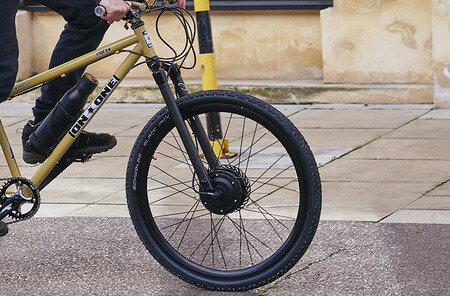 Cualquier bicicleta se puede convertir en una bicicleta eléctrica con 60 km de autonomía gracias a este kit por 430 euros