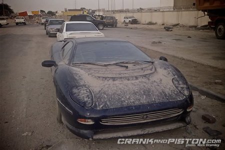 Jaguar XJ220 abandonado en Qatar