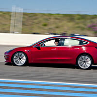 Tesla por fin soluciona los problemas con la frenada regenerativa: los frenos mecánicos trabajarán en la función 'one pedal'