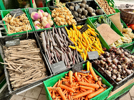 Un Puesto De Frutas Y Verduras En El Naschmarkt De Viena A La Izquierda En La Segunda Fila La Salsifi Negra