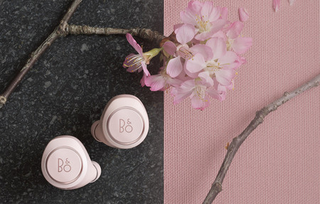 Bang & Olufsen lanza una versión colorista de los Beoplay E8 bajo el nombre de Powder Pink Special Edition