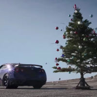 Vídeo: Hoy vas a aprender a quitar el árbol de Navidad con tu Nissan GT-R