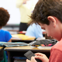 Los móviles estarán prohibidos en los colegios e institutos públicos de Madrid a partir de septiembre, con algunas excepciones