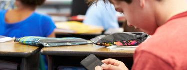 Los móviles estarán prohibidos en los colegios e institutos públicos de Madrid a partir de septiembre, con algunas excepciones