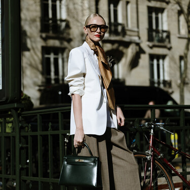 Por solo 10 euros Stradivarius vende el pantalón holgado más fresquito y elengante para ir a la oficina en verano 