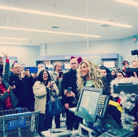 Estar en un supermercado y que pague Beyoncé: cosas que solo pasan en Navidad