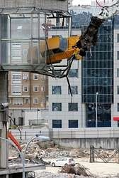 Crueldad intolerable: el viejo Mercedes de Coruña acaba entre escombros