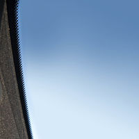 Y para esto sirven la franja y los puntitos negros que rodean tu parabrisas