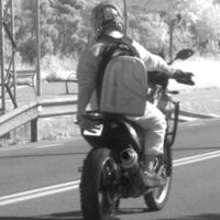 Tapaba la matrícula de su moto con la mano cada vez que pasaba por el radar. Le han cazado y la multa le saldrá cara 