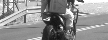 Tapaba la matrícula de su moto con la mano cada vez que pasaba por el radar. Le han cazado y la multa le saldrá cara 