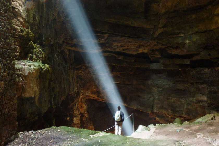 Guadalajara esconde un pozo natural de 63 metros donde puedes sentirte ...