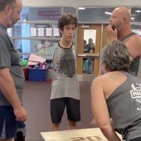 Un adolescente sin brazos nos demuestra lo que es coraje: no se rinde hasta que no salta una caja de 50 cm