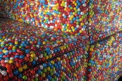 Un HumVee hecho con bolas de chicle