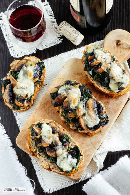 Bruschettas de champiñones con espinacas. Receta vegetariana