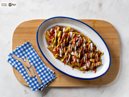 Salchipapas, receta fácil de la comida callejera latinoamericana por antonomasia