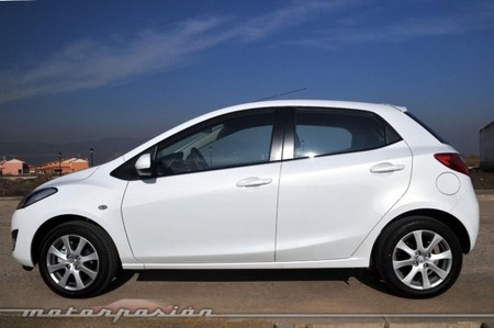 Lateral Mazda2