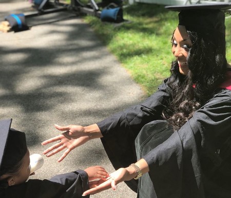 El emotivo mensaje de una madre soltera a su hija de un año, tras terminar sus estudios en Harvard