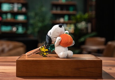 Dónde está el Starbucks con temática de Snoopy en CDMX: ideal para irte a tomar fotos muy otoñales y comprar tus vasos The Great Pumpkin