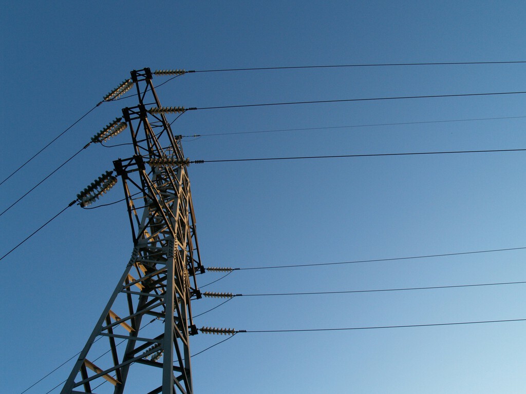 El Gobierno presenta el informe que explica las causas del apagón en España: culpa a REE y las eléctricas por las sobretensiones 