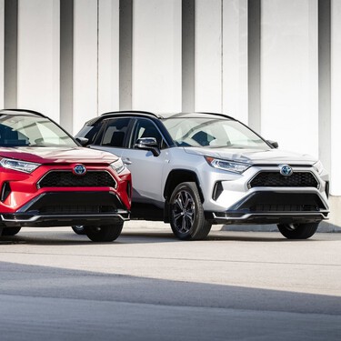 La marca que menos apuesta por autos eléctricos es la única que no está sufriendo en 2025: Toyota fabricará más autos que nunca, mientras sus rivales van cayendo 