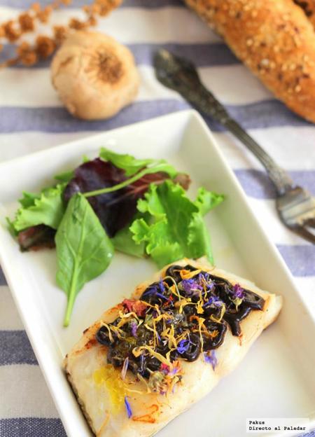 Receta de merluza con salsa de ajo negro y flores