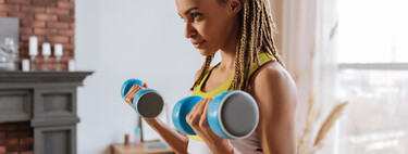 Una rutina de 30 minutos para entrenar la fuerza en casa con solo un par de mancuernas 