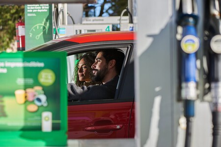 Conductores repostando en gasolineras