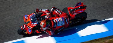 Pecco Bagnaia saca el manual de resistencia para ganar en Jerez frenando los ataques de Marc Márquez