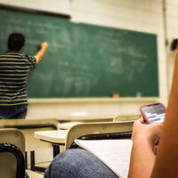 Dice Madrid que se acabaron los móviles y pantallas en clase. La prohibición arranca en el curso 2025/26