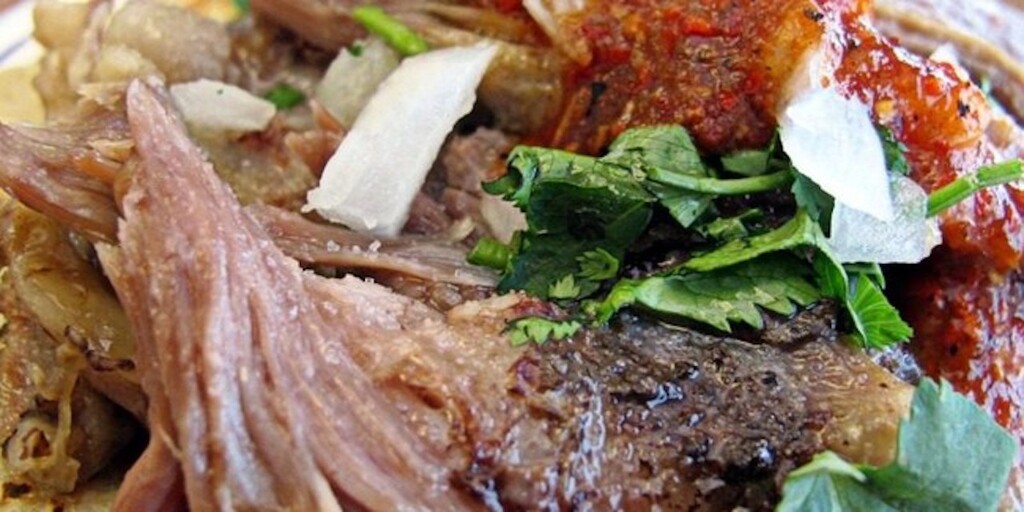 Qué es y cómo se prepara la barbacoa de borrego, platillo tradicional de comida mexicana