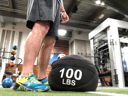 Un entrenamiento para trabajar tus piernas y glúteos en casa solo con un sandbag o saco de arena