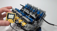 Fabricando un motor V10... ¡de LEGO!
